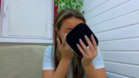 Snapshot of misss_viki chatting on 10-25-25, 06:43 . online show from 10-25-25, 06:43