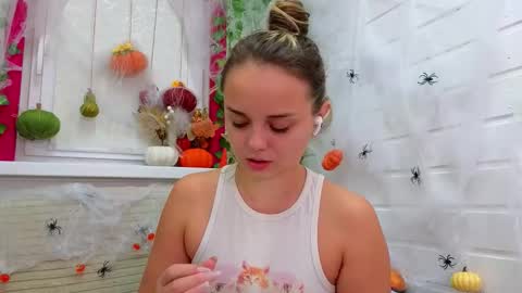 Snapshot of misss_viki chatting on 10-31-25, 07:42 . online show from 10-31-25, 07:42