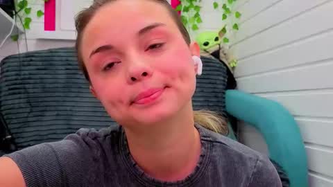 Snapshot of misss_viki chatting on 11-28-25, 06:05 . online show from 11-28-25, 06:05