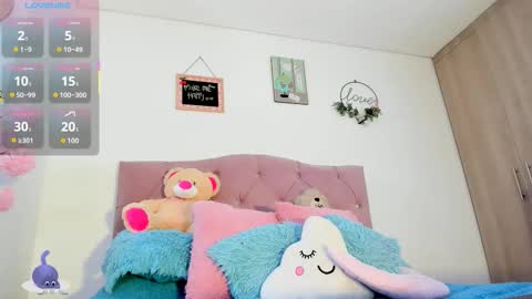 ... Independent model online show from 10-18-25, 03:09