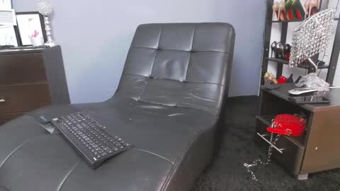 Snapshot of missvontease chatting on 02-16-25, 07:59 Miss Von Tease online show from 02-16-25, 07:59