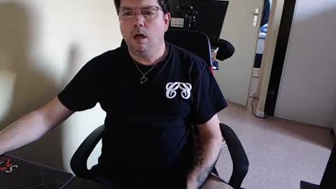 Snapshot of mistercoeur1 chatting on 12-28-24, 03:37 mistercoeur online show from 12-28-24, 03:37