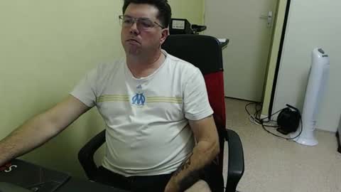 Snapshot of mistercoeur1 chatting on 10-14-25, 08:42 mistercoeur online show from 10-14-25, 08:42