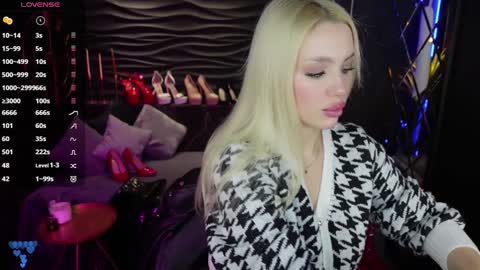 Snapshot of mistress_darsy chatting on 12-17-24, 01:49 Darsy online show from 12-17-24, 01:49