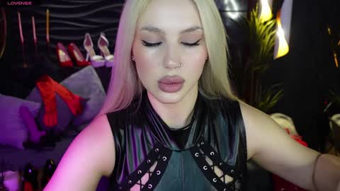 Snapshot of mistress_darsy chatting on 12-26-24, 01:54 Darsy online show from 12-26-24, 01:54