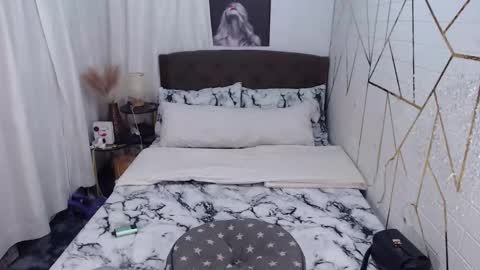 Snapshot of mitzihakku chatting on 10-20-25, 10:16 Nicahontas online show from 10-20-25, 10:16