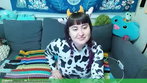 Snapshot of mizz_fieldss chatting on 10-28-25, 04:20 Elizabxth Fields online show from 10-28-25, 04:20