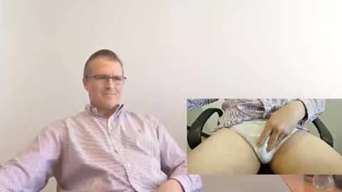 Snapshot of moe_001 chatting on 10-07-25, 05:32 Moe online show from 10-07-25, 05:32