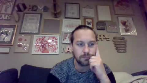 Snapshot of moi9876543210 chatting on 01-06-25, 11:31 Julien online show from 01-06-25, 11:31