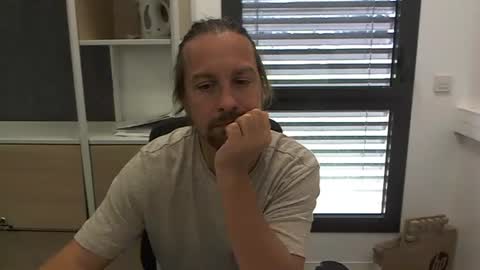 Snapshot of moi9876543210 chatting on 09-18-25, 10:50 Julien online show from 09-18-25, 10:50