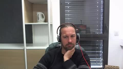 Snapshot of moi9876543210 chatting on 11-04-25, 11:20 Julien online show from 11-04-25, 11:20