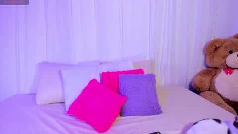 Snapshot of moll1e_ chatting on 07-16-26, 12:16 M o L l i E online show from 07-16-26, 12:16