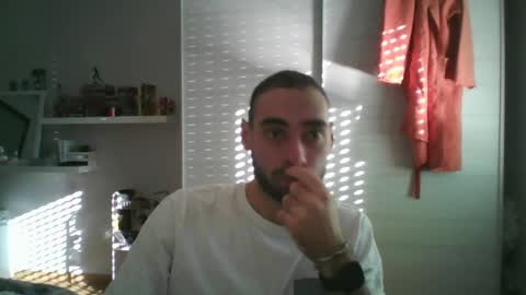 Snapshot of mollo20 chatting on 10-27-25, 01:59 mollo20 online show from 10-27-25, 01:59