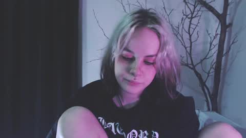 Molly Crow online show from 01-31-25, 01:43