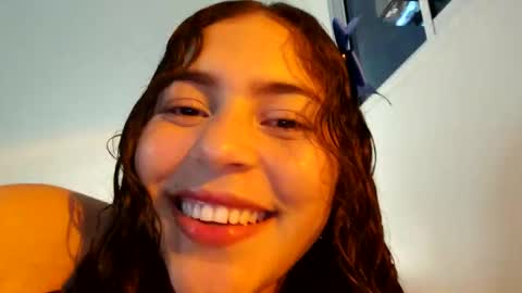 Snapshot of molly_g18 chatting on 11-04-25, 03:38 MARIANA online show from 11-04-25, 03:38