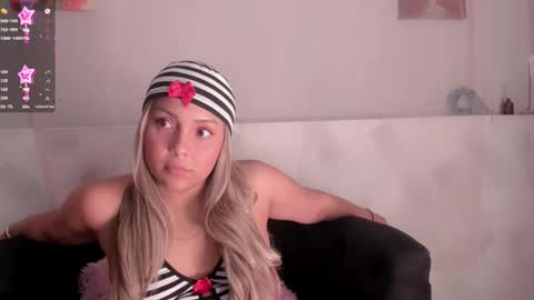 Snapshot of molly_logan chatting on 10-10-25, 12:09 molly_logan online show from 10-10-25, 12:09