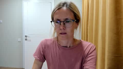 Snapshot of mollystory chatting on 09-25-25, 03:49 AngelMomm online show from 09-25-25, 03:49