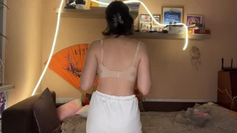 Snapshot of moltenpeach chatting on 02-16-26, 04:14 Hermina online show from 02-16-26, 04:14