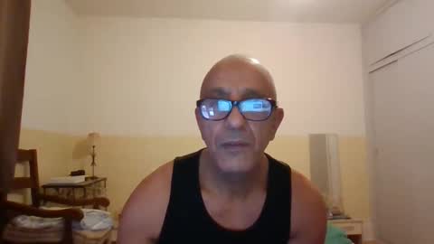 Snapshot of moment71200 chatting on 11-17-25, 04:13 moment71200 online show from 11-17-25, 04:13