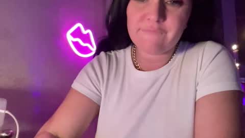 Snapshot of momiyaa chatting on 01-05-26, 05:27 Rihanna online show from 01-05-26, 05:27