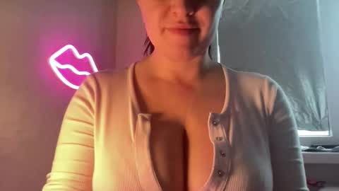 Snapshot of momiyaa chatting on 01-08-26, 05:10 Rihanna online show from 01-08-26, 05:10