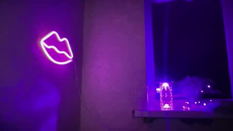 Snapshot of momiyaa chatting on 01-11-26, 05:29 Rihanna online show from 01-11-26, 05:29