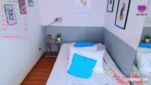 Snapshot of mommyissuess_ chatting on 01-23-25, 08:13 Daphne  online show from 01-23-25, 08:13