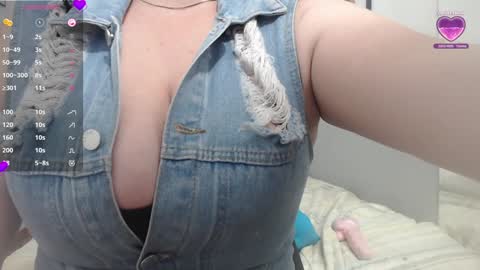 Snapshot of mommyissuess_ chatting on 02-06-25, 05:14 Daphne  online show from 02-06-25, 05:14