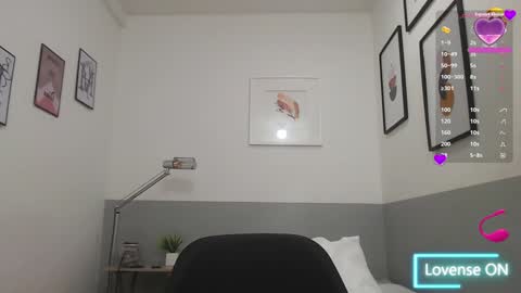 Snapshot of mommyissuess_ chatting on 02-07-25, 02:08 Daphne  online show from 02-07-25, 02:08