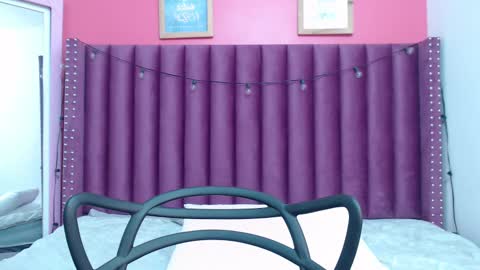 Snapshot of mommyissuess_ chatting on 02-15-25, 06:02 Daphne  online show from 02-15-25, 06:02