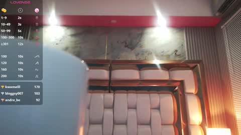 Snapshot of mommyissuess_ chatting on 02-20-25, 02:18 Daphne  online show from 02-20-25, 02:18