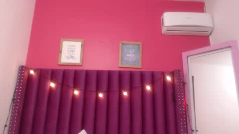 Snapshot of mommyissuess_ chatting on 02-26-25, 06:37 Daphne  online show from 02-26-25, 06:37