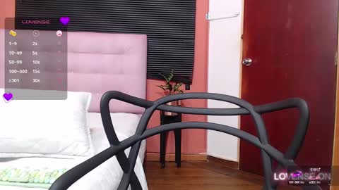 Snapshot of mommyissuess_ chatting on 03-07-25, 11:27 Daphne  online show from 03-07-25, 11:27