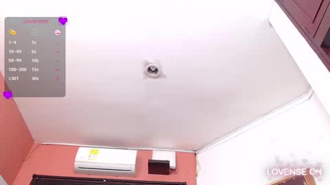 Snapshot of mommyissuess_ chatting on 03-08-25, 05:38 Daphne  online show from 03-08-25, 05:38