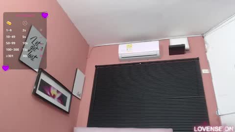 Snapshot of mommyissuess_ chatting on 03-08-25, 07:42 Daphne  online show from 03-08-25, 07:42