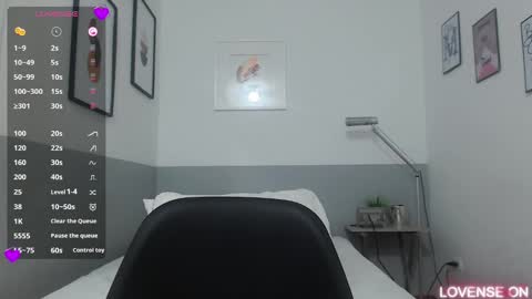 Snapshot of mommyissuess_ chatting on 03-09-25, 10:19 Daphne  online show from 03-09-25, 10:19