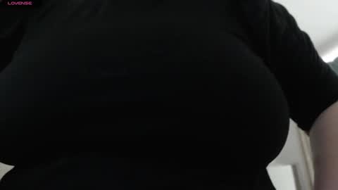 Snapshot of mommyissuess_ chatting on 10-15-25, 07:14 Daphne  online show from 10-15-25, 07:14