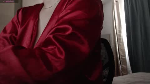 Snapshot of mommyissuess_ chatting on 10-16-25, 10:22 Daphne  online show from 10-16-25, 10:22