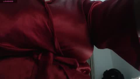 Snapshot of mommyissuess_ chatting on 10-29-25, 07:32 Daphne  online show from 10-29-25, 07:32