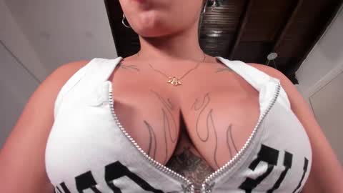 Snapshot of momo_ayasse chatting on 11-14-25, 09:57 Momo online show from 11-14-25, 09:57