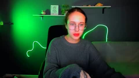 Snapshot of mona_cloud chatting on 10-16-25, 08:10 Mona online show from 10-16-25, 08:10