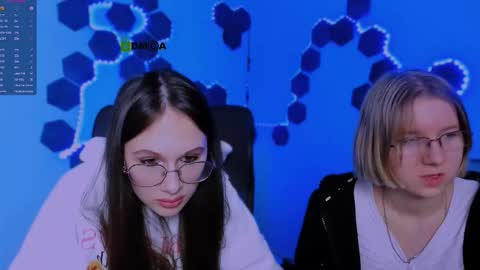 Snapshot of mona_cloud chatting on 12-14-25, 08:35 Mona online show from 12-14-25, 08:35