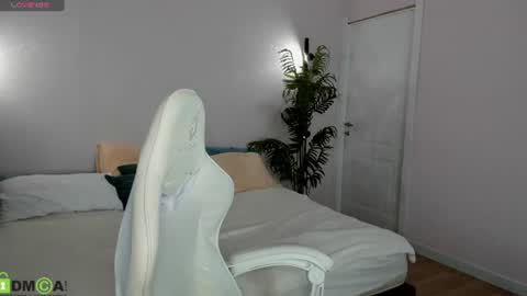 Snapshot of monro_doll chatting on 07-27-26, 08:32 MONRO online show from 07-27-26, 08:32