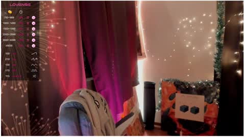 Snapshot of moon__girl chatting on 12-08-24, 08:15 Roxy online show from 12-08-24, 08:15