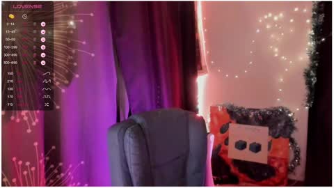 Snapshot of moon__girl chatting on 12-20-24, 11:16 Roxy online show from 12-20-24, 11:16