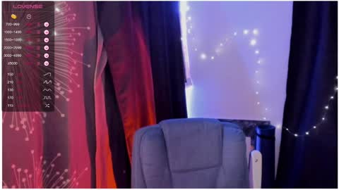 Snapshot of moon__girl chatting on 02-25-25, 07:25 Roxy online show from 02-25-25, 07:25