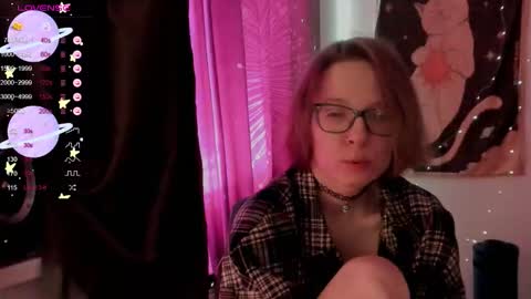 Snapshot of moon__girl chatting on 10-28-25, 08:00 Roxy online show from 10-28-25, 08:00