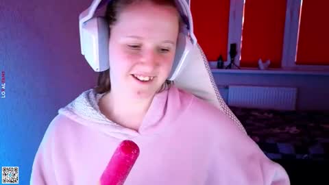 Lola online show from 09-28-25, 02:55