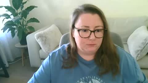 Snapshot of moon_petal chatting on 10-22-25, 08:36 Moon Petal online show from 10-22-25, 08:36