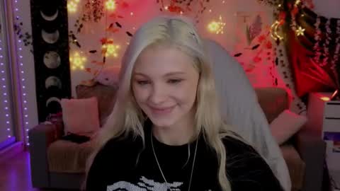 Mia   online show from 10-31-25, 06:09